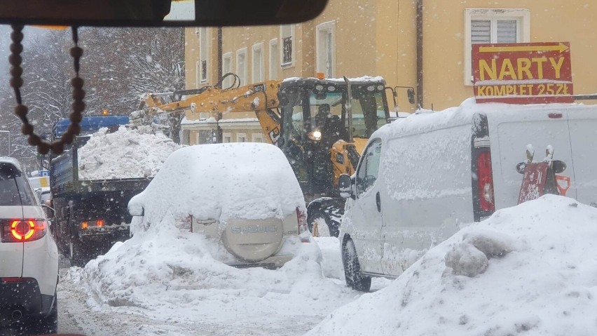 Krynica-Zdrój tonie w śnieżnych zaspach. Śniegu jest tak dużo, że zaczęli go wywozić poza uzdrowisko