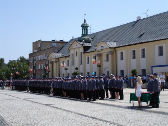 Funkcjonariusze Policji na uroczystościach z okazji Święta Policji na Rynku Kościuszki
