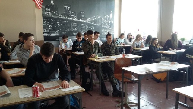 Uczniowie ZSP w Kościelcu uczyli się wypełniać deklaracje podatkowe od pracowników Urzędu Skarbowego w Inowrocławiu.