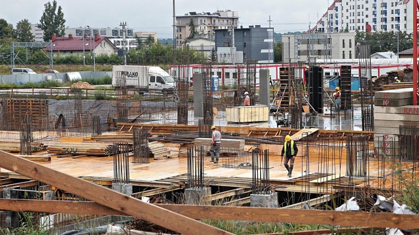 Pościg w branży mieszkaniowej trwa. Warszawa, mimo że wydaje...