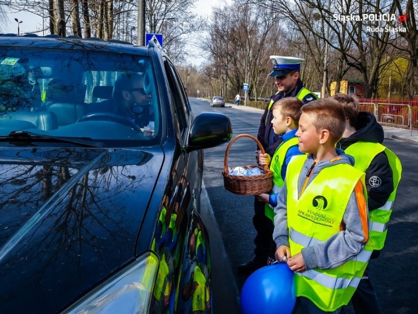 Ruda Śląska: policjanci rozdawali kierowcom niebieskie cukierki. Dlaczego? ZDJĘCIA