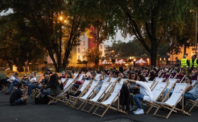 ArcelorMittal Poland SA wsparł m.in. kino plenerowe, XI Półmaraton Dąbrowski, sadzenie drzew w Gołonogu oraz budowę strefę aktywności w Sławkowie