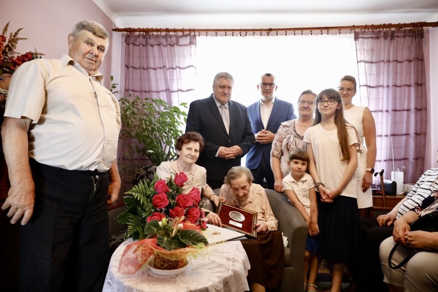 Józefa Trawińska skończyła 100 lat. Były kwiaty i medal od marszałka [zdjęcia]