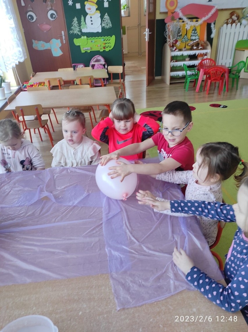 Ciekawe eksperymenty naukowe w Przedszkolu Publicznym w Opatowie. Zobacz zdjęcia