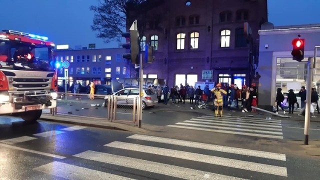 W wyniku zderzenia peugeot uderzył w sygnalizator świetlny i potrącił kobietę z wózkiem. Dwuletni chłopiec trafił do szpitala w Bydgoszczy.