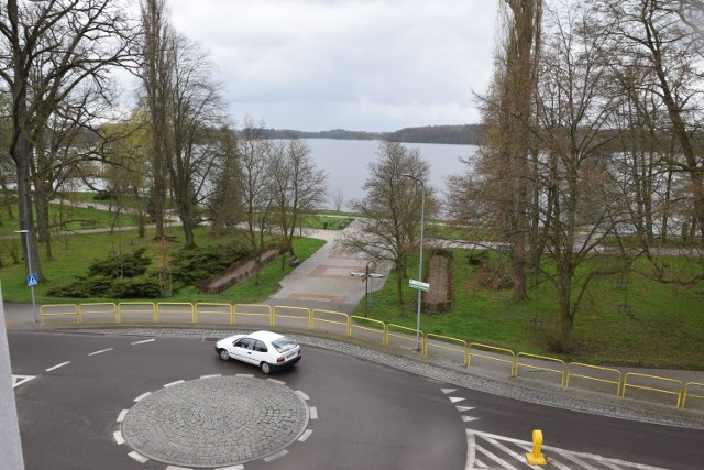 Widok na park i miejsce nad jeziorem, gdzie stanie Słoneczny Pomost