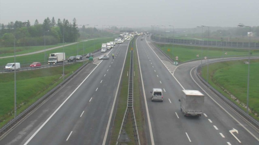 Wypadek tira na A4 w Bochni. Autostrada w kierunku Tarnowa zablokowana [UTRUDNIENIA]