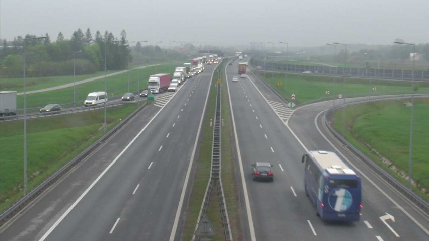 Wypadek tira na A4 w Bochni. Autostrada w kierunku Tarnowa zablokowana [UTRUDNIENIA]