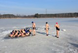 Słoneczne morsowanie w piątym stawie w Myszkowie. Zobacz ZDJĘCIA z niedzieli, 21 lutego