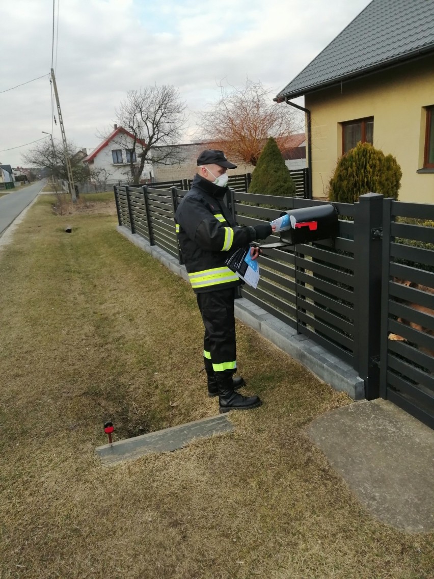 Koronawirus. Strażacy dostarczają ulotki mieszkańcom powiatu wieluńskiego 