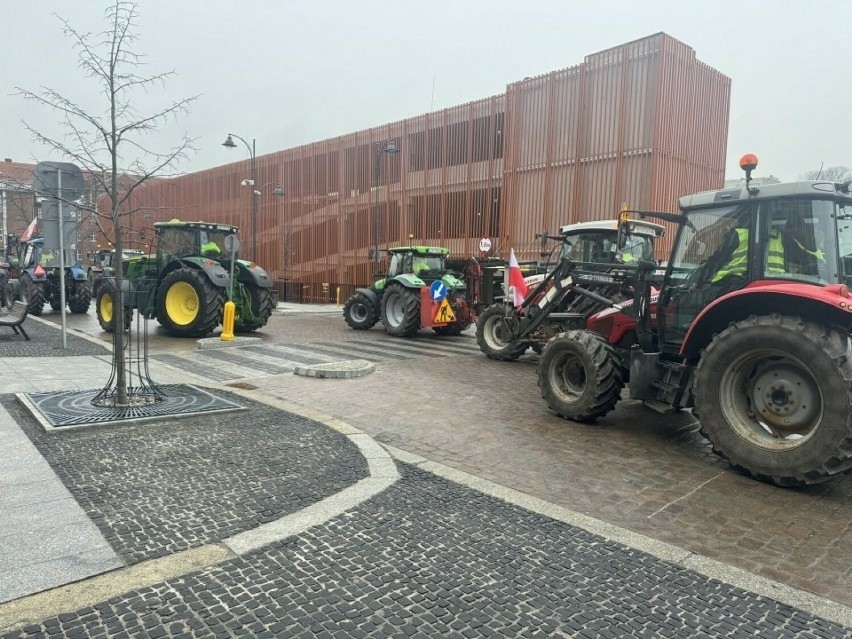Protest rolników przeniósł się pod Urząd Wojewódzki w...