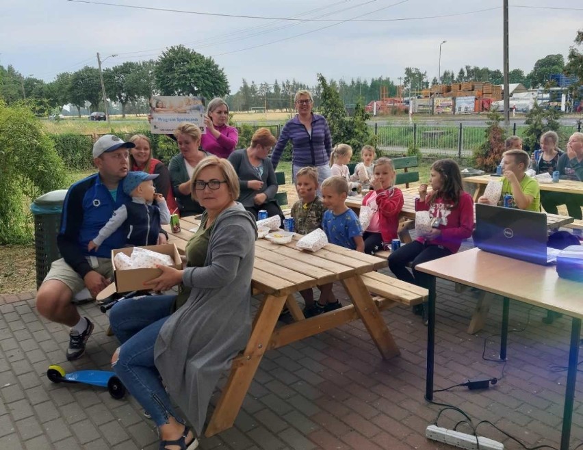 Organizator udostępnia też popcorn i napoje.