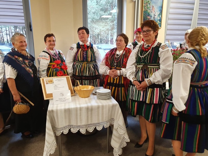 Za nami Rewia Sztuki Ludowej w Drzewicy. Gospodynie kusiły lokalnymi przysmakami i prezentowały sceny z życia dawnej wsi [fotorelacja] 