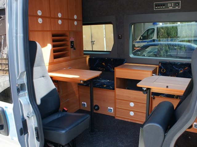 Część środkowa furgonetki jest mini-biurem, można tu m.in. dokumentować przebieg służby, czy weryfikować dokumenty.