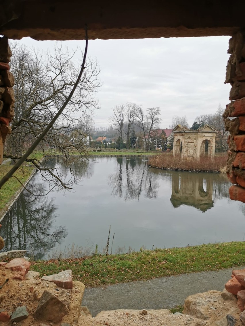 Ruiny renesansowego dworu w Mściwojowie