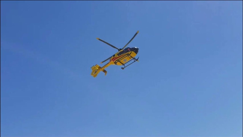 Wypadek w Skorzęcinie. Poszkodowanego do szpitala przetransportowano helikopterem LPR