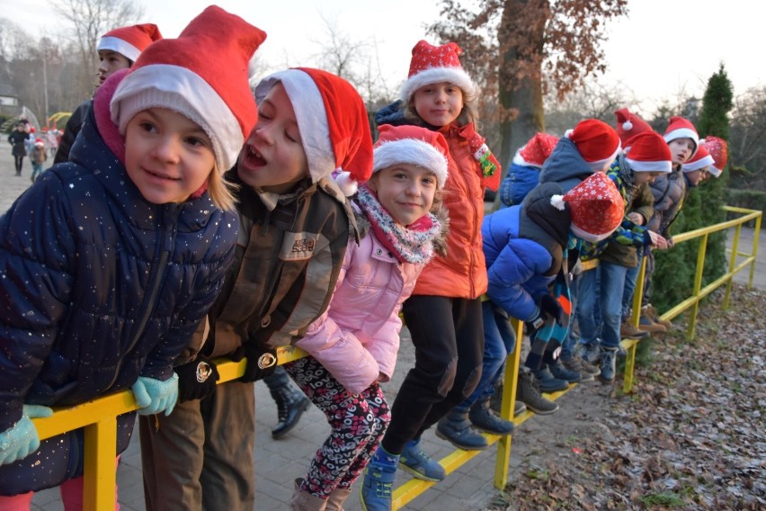 Mikołaj na wielkiej przyczepie jeździ po gminie Przechlewo