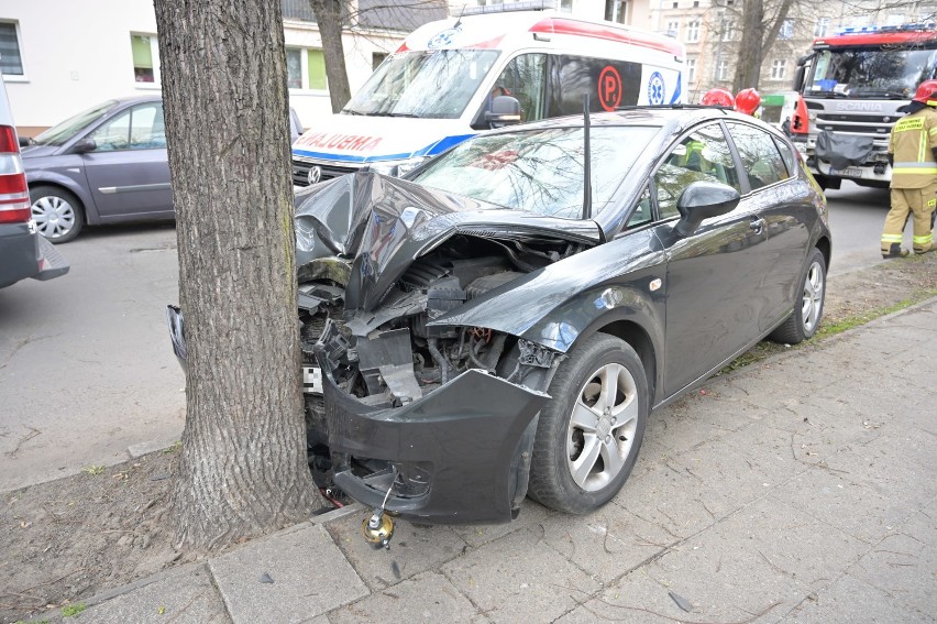 Na ul. Czarnieckiego w Grudziądzu samochód uderzył w drzewo....