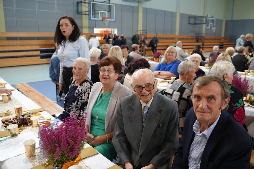 Ponad 400 seniorów z terenu gminy Kłodawa bawiło się na...