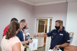 Święto Policji 2021 w Oleśnicy. Podopieczni Środowiskowego Domu Pomocy Społecznej w odwiedzinach u mundurowych 