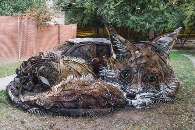 Przerabia śmieci na przepiękne instalacje pokazujące zwierzęta [GALERIA]