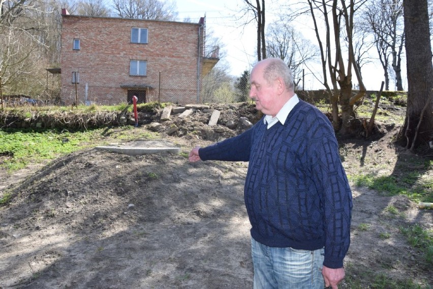 Białogarda. Prywatna działka zalana nieczystościami z szamba. Właściciel wini gminę ZDJĘCIA