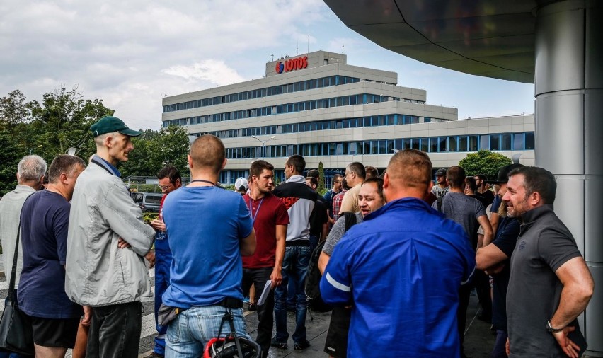 Pracownicy Lotosu protestowali przez siedzibą spółki...