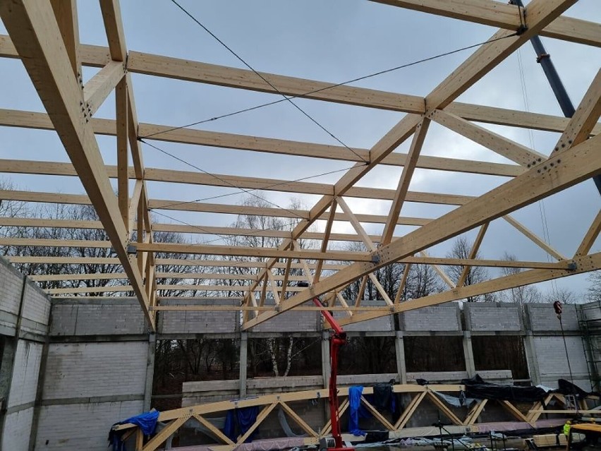 Nowa hala „ekonomika” ze Szczecinka z dachem [zdjęcia]