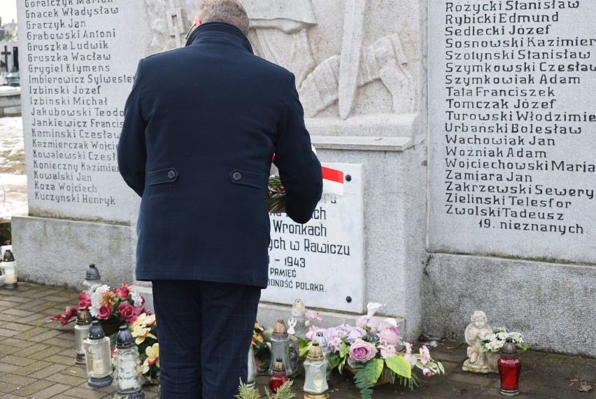 Rocznica wyzwolenia Gniezna przez Armię Radziecką. Lewica złożyła kwiaty na cmentarzu