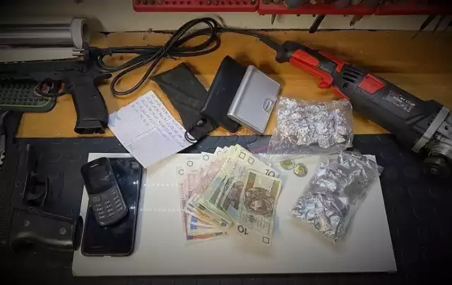 Narkotyki i broń znaleźli policjanci w piwnicy mieszkania w Tczewie.