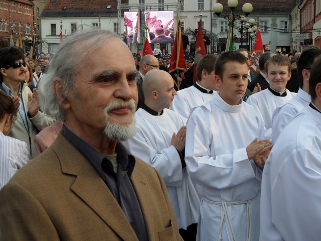 Urodził się w 1936 roku w Rydułtowach. Po ukończeniu gimnazjum rozpoczął studia na Akademii Sztuk Pięknych w Krakowie na wydziale rzeźby. Po skończeniu akademii w 1959 roku, zamieszkał w Katowicach-Ligocie.Jest autorem wielu prac m.in. pomnika Walki i Zwycięstwa w Radlinie, pomnik Harcerzy w Katowicach, pomnika Orły Śląskie w Katowicach, pomnika Orła Białego w Dąbrowie Górniczej, pomnika Fryderyka Chopina w Dąbrowie Górniczej, rzeźb w Wojewódzkim Parku Kultury i Wypoczynku w Chorzowie oraz w parkach Katowic, pomnika Poległych i Pomordowanych w Zawierciu, pomnik Monte Cassino w Zabrzu oraz rzeźb sakralnych i realizacji wnętrz w około 50 kościołach diecezji katowickiej, krakowskiej, opolskiej i szczecińskiej.