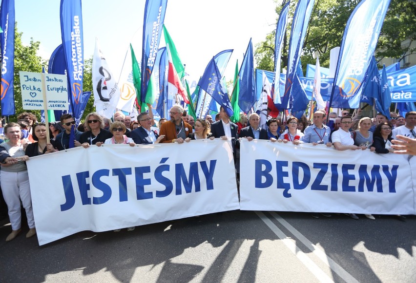 Marsz KOD, Warszawa 7 maja. "Błękitny marsz" przeszedł przez...
