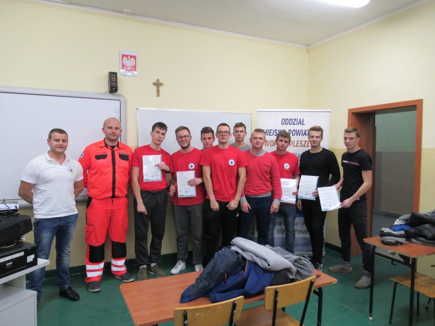 Ratownicy wodni z Pleszewa oraz z Turku wzięli udział w kursie pierwszej pomocy organizowanym przez Oddział Miejsko - Powiatowy WOPR