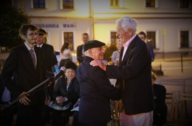 2016 r. - rocznica likwidacji getta Na pierwszym planie dwójka ocalałych z Nowego Sącza - Markus Lustig i Moniek Goldfinger, którzy się spotkali pierwszy raz po 74 latach.