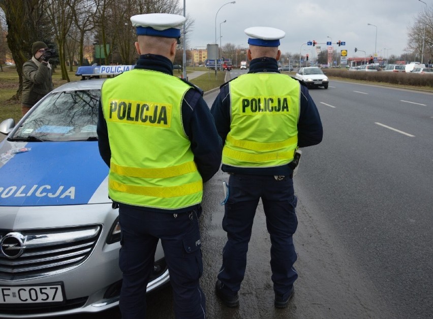 Pijany piotrkowianin kierował vw passatem. Jechał prosto z...