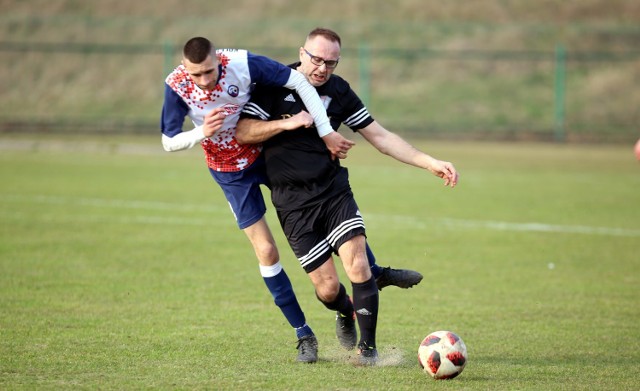 Marcin Synoradzki (z prawej) chce wywalczyć w Pomorskim ZPN prawo gry dla zawodników amatorów