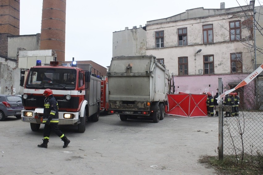 Śmiertelny wypadek przy ul. Zachodniej w Łodzi. Nie żyje operator śmieciarki [ZDJĘCIA]