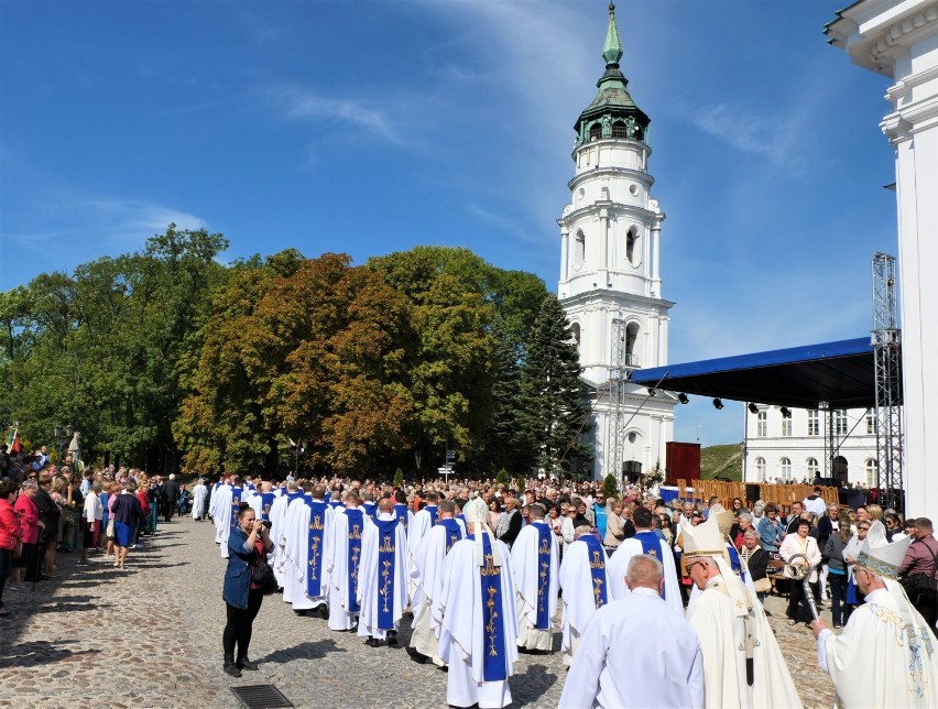 Z różami i wieńcami wierni przyszli do chełmskiej bazyliki na doroczny odpust. Zobacz zdjęcia