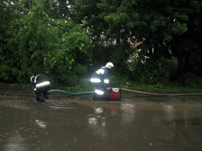 Burza w Ostrowie: Strażacy usuwają skutki nawałnicy [ZDJĘCIA]