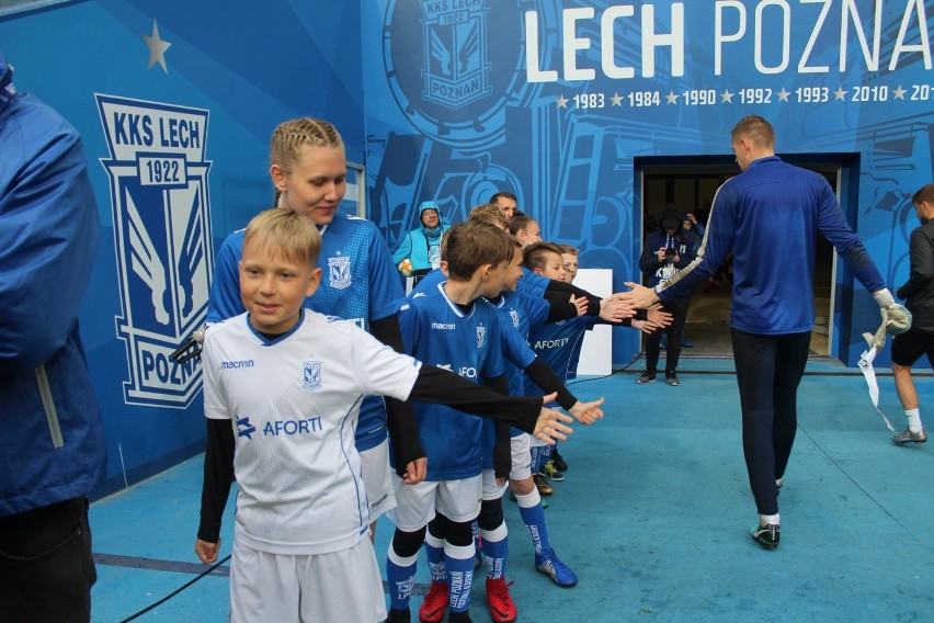 Dzieci ze skockiej Akademii Lecha Poznań na murawie stadionu przy ulicy Bułgarskiej 