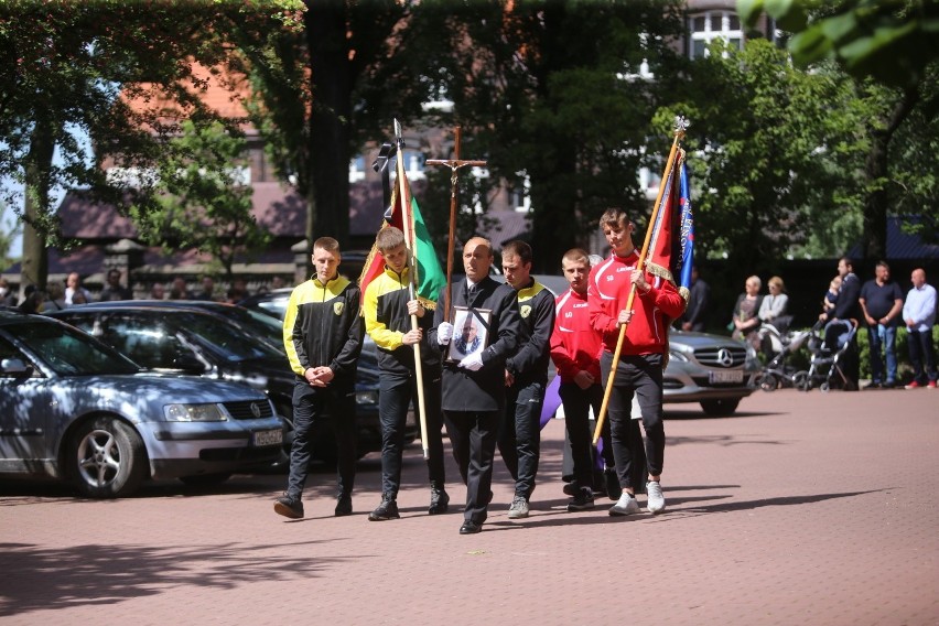 Zabrze: Pogrzeb Piotra Rockiego. Tłumy kibiców pożegnały piłkarską legendę