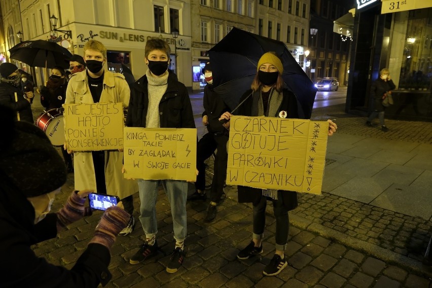 Trwa protest kobiet w Toruniu! To już czternasty czarny spacer ZDJĘCIA