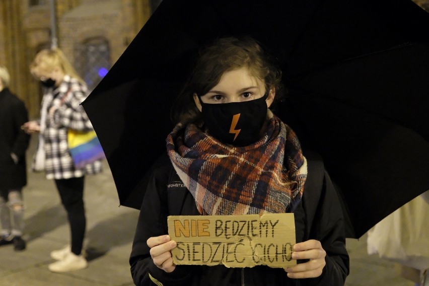 Trwa protest kobiet w Toruniu! To już czternasty czarny spacer ZDJĘCIA