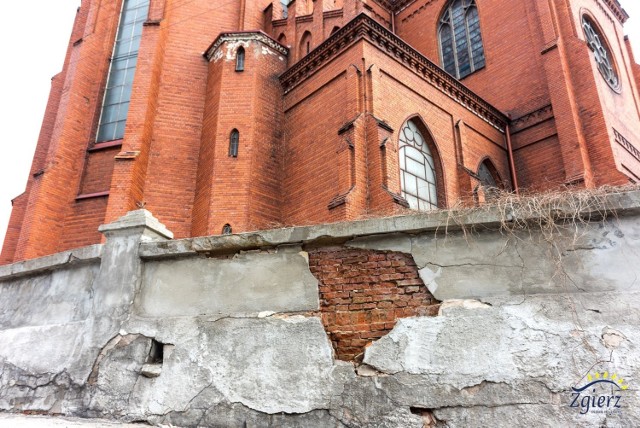 Popękany mur obok parafii św. Katarzyny zostanie wyremontowany.