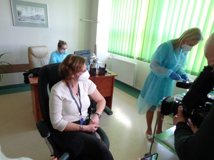 Pierwsze szczepienia na koronawirusa w szpitalu w Piotrkowie...