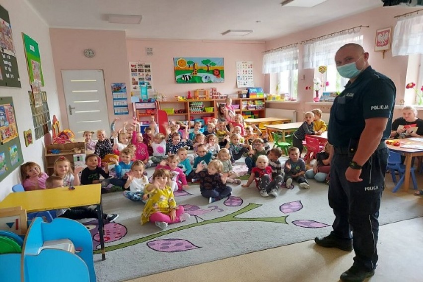 Bezpieczna droga do szkoły. Profilaktyczna akcja policjantów z Poddębic. Tym razem zawitali do Pęczniewa ZDJĘCIA