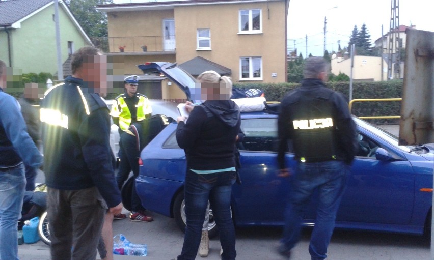 Policjanci zatrzymali narkotykowych przemytników na ulicy Szpitalnej w Żninie [zdjęcia]