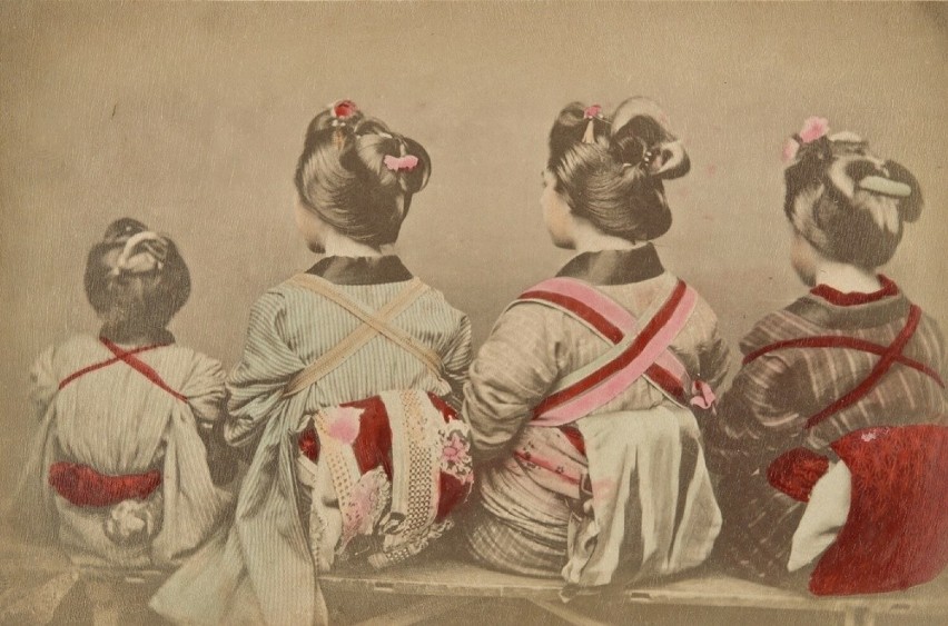 Portret czterech kobiet ukazujący typ uczesania i wiązań...