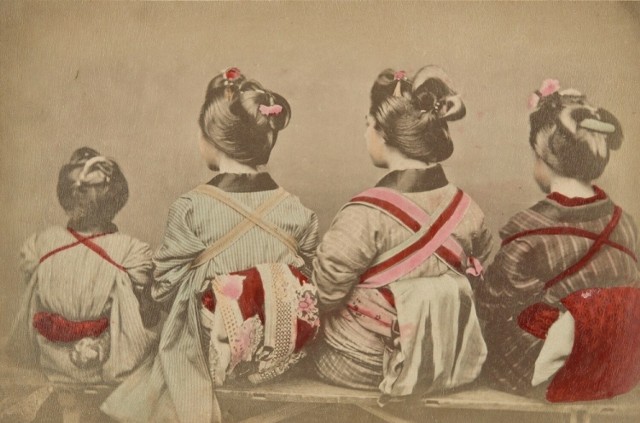 Portret czterech kobiet ukazujący typ uczesania i wiązań pasów obi, fotograf nieznany, 1880-1900, odbitka albuminowa, kolorowanie