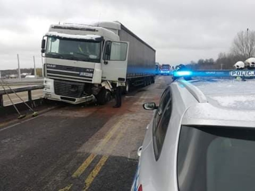 Wypadek (kolizja) na budowanej autostradzie A1 w Gąskach pod...